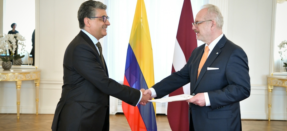 Embajador de Colombia Assad Jater presenta sus cartas credenciales ante el Jefe de Estado de Letonia