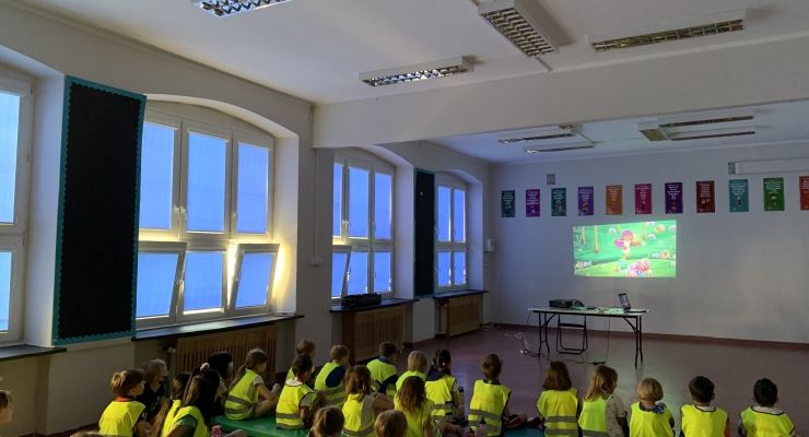 La Embajada de Colombia en Polonia presentó de manera presencial la película “El Libro de Lila” a estudiantes del Colegio Internacional Trilingüe de Varsovia