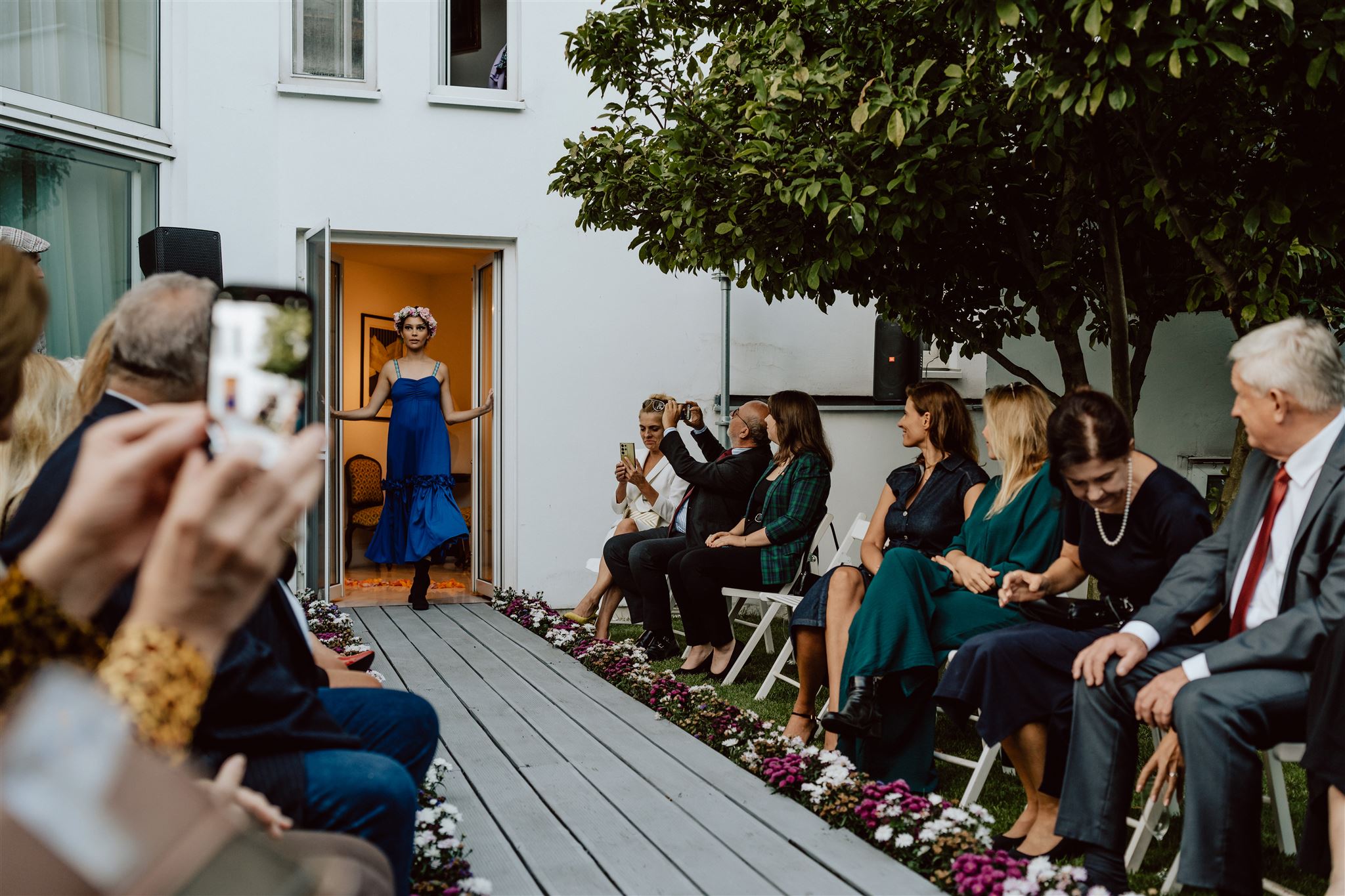 Foto del desfile de modas de la diseñadora colombiana Laura Laurens, organizado por la embajada de Colombia en Polonia, en el marco de la Estrategia de Diplomacia Cultural de Colombia del Ministerio de Relaciones Exteriores, promoviendo además la COP 16.