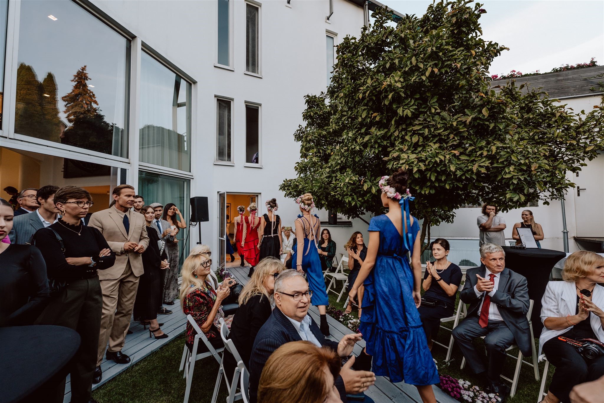 Foto del desfile de modas de la diseñadora colombiana Laura Laurens, organizado por la embajada de Colombia en Polonia, en el marco de la Estrategia de Diplomacia Cultural de Colombia del Ministerio de Relaciones Exteriores, promoviendo además la COP 16.