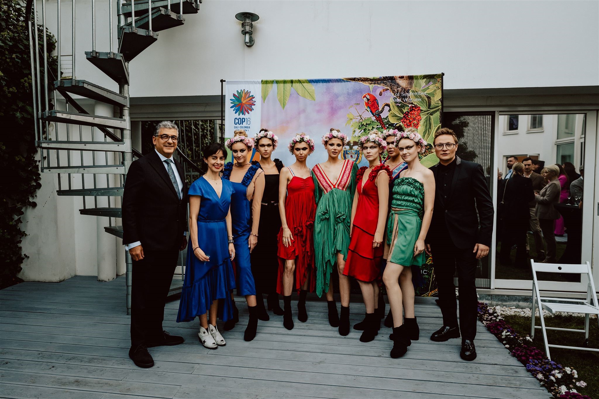 Foto del desfile de modas de la diseñadora colombiana Laura Laurens, organizado por la embajada de Colombia en Polonia, en el marco de la Estrategia de Diplomacia Cultural de Colombia del Ministerio de Relaciones Exteriores, promoviendo además la COP 16.