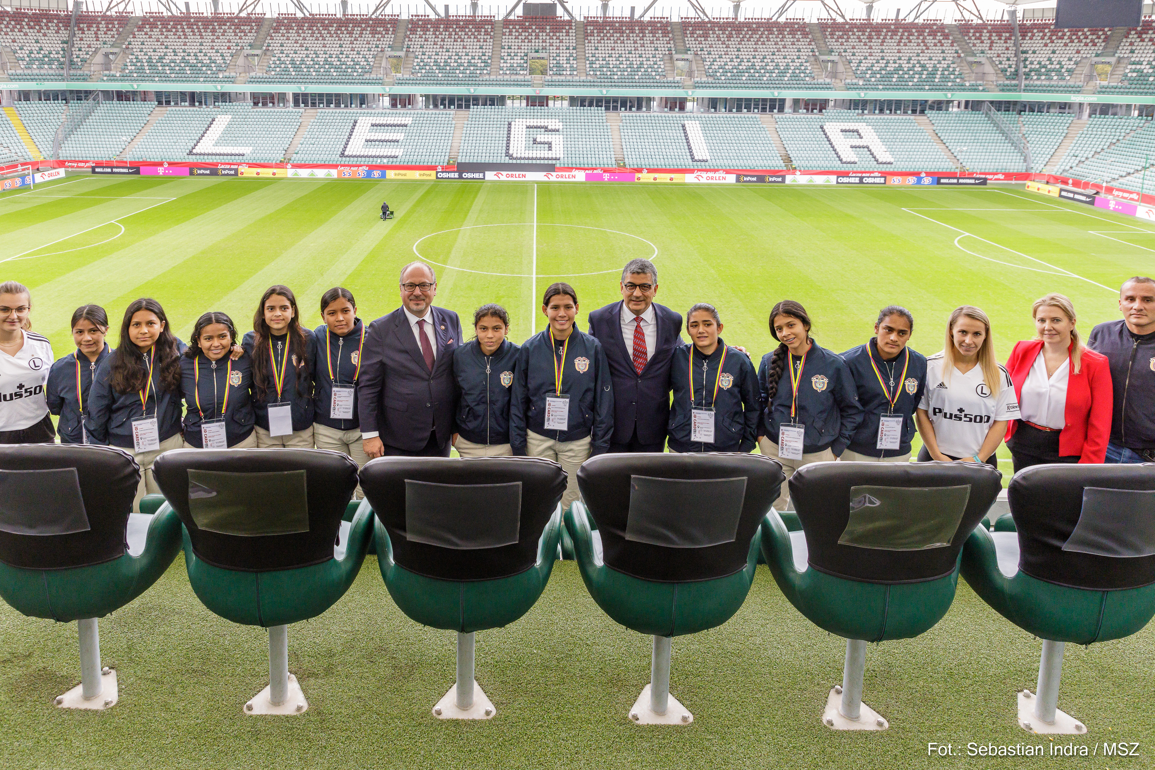 Jugadoras de fútbol sala de Chaparral - Colombia en Polonia. Foto: Ministerio de Relaciones Exteriores de Colombia, Brodowicz Maciej (Ministerio de Asuntos Exteriores de Polonia).