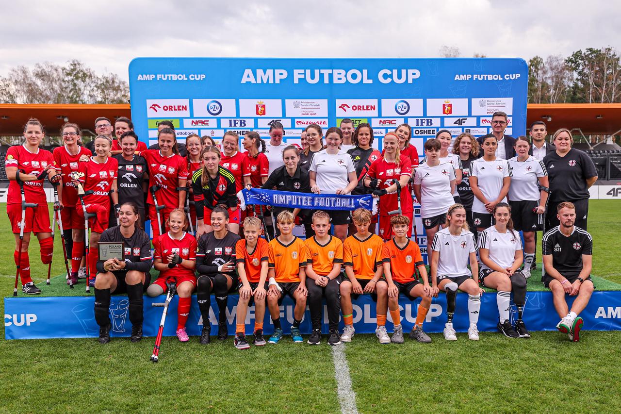 Juadores de las selecciones femeninas de jóvenes amputadas de Polonia e Inglaterra