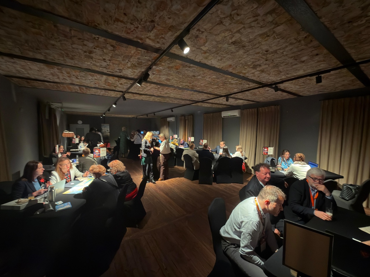 Evento "Meet Kolumbia Warszawa 2026", que reunió a empresas del sector turístico colombiano con representantes de la industria polaca.