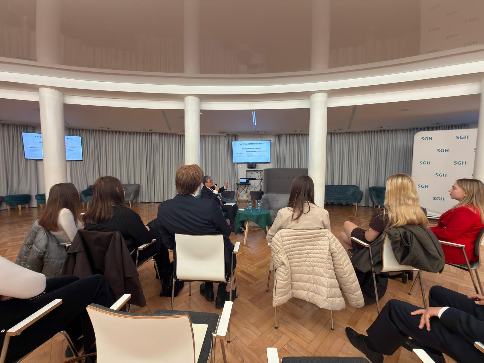El Embajador Assad José Jater Peña participó en la 15.ª edición de "Action Diplomacy" en la Escuela de Economía de Varsovia (SGH)
