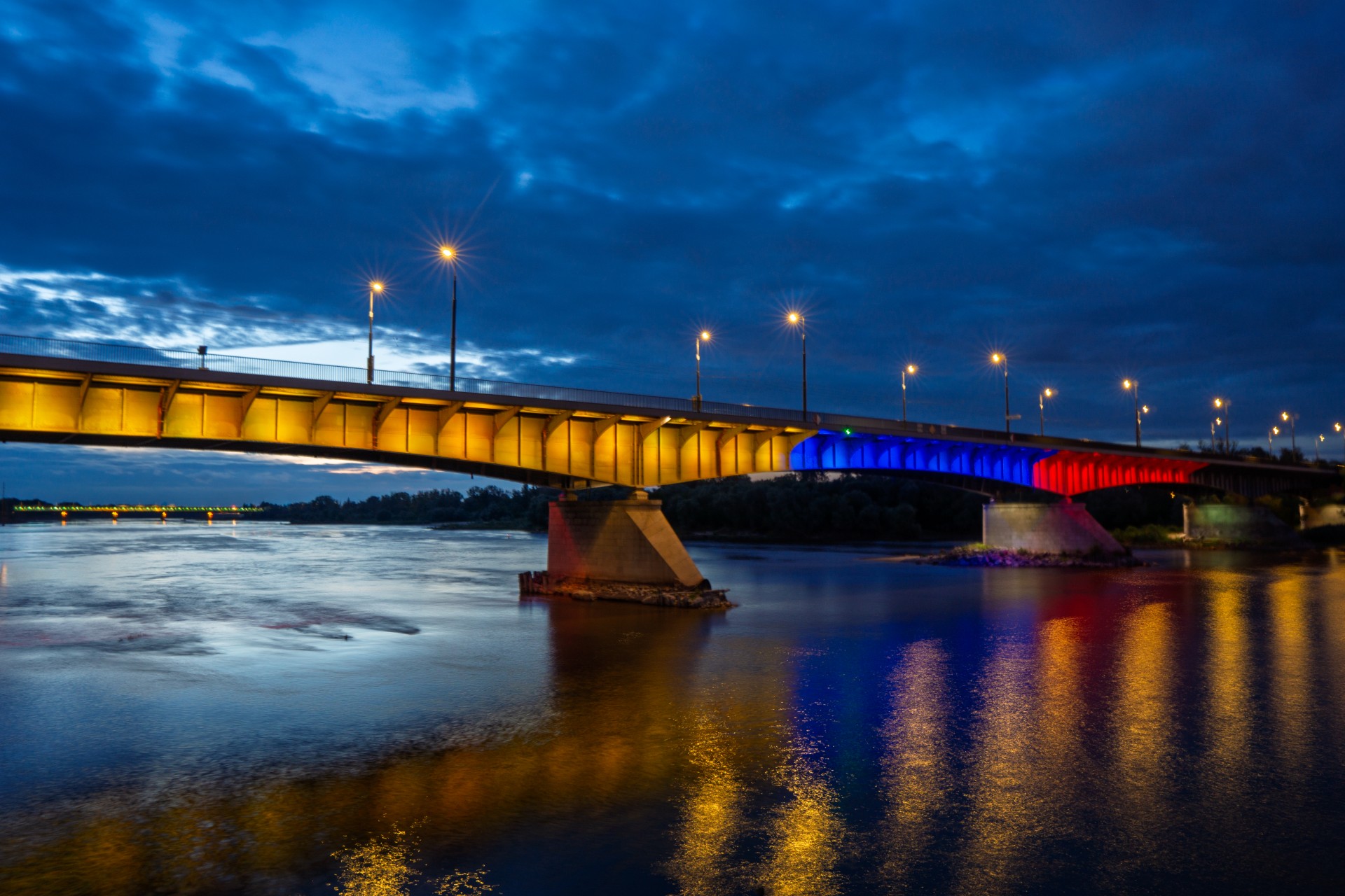 La Embajada de Colombia conmemoró el Día de la Independencia Nacional con la iluminación del puente Śląsko-Dąbrowski en Varsovia