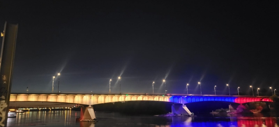 El puente Śląsko-Dąbrowski de Varsovia se iluminó con los colores de la bandera de Colombia