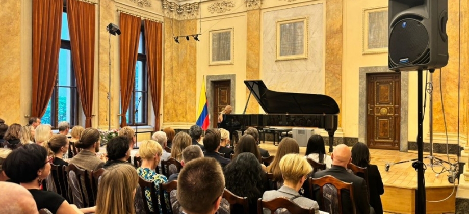 La Embajada de Colombia en Polonia presentó a la pianista colombiana Teresita Gómez 