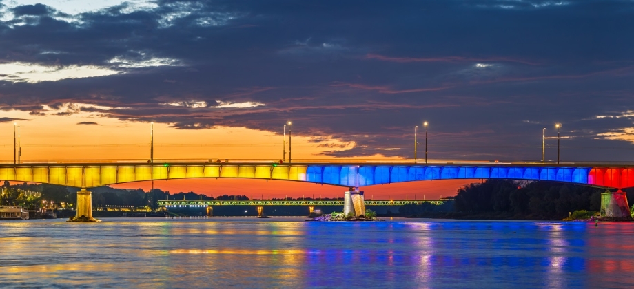 El puente Most Śląsko – Dąbrowsk de Varsovia se iluminó con los colores de bandera nacional para conmemorar la Independencia de Colombia