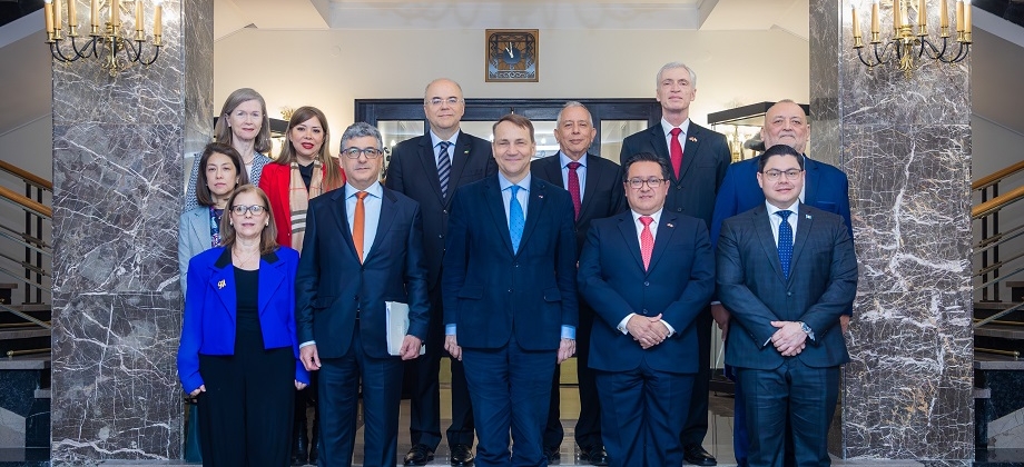 El Embajador Assad José Játer Peña participó en la reunión entre el Ministro de Asuntos Exteriores de Polonia, Radosław Sikorski, y el grupo Embajadores de los países de América Latina y el Caribe acreditados en el país