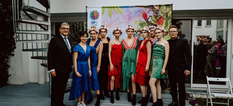 Foto del desfile de modas de la diseñadora colombiana Laura Laurens, organizado por la embajada de Colombia en Polonia, en el marco de la Estrategia de Diplomacia Cultural de Colombia del Ministerio de Relaciones Exteriores, promoviendo además la COP 16.