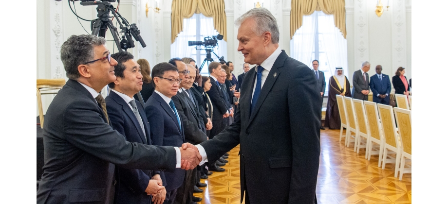 Embajador de Colombia en Polonia participa en el saludo al cuerpo diplomático en Lituania