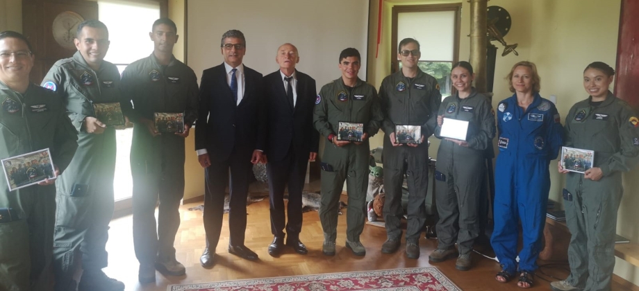 Embajador Assad Jater acompaña a siete oficiales de la Fuerza Aérea de Colombia (FAC) en clausura del curso de entrenamiento espacial