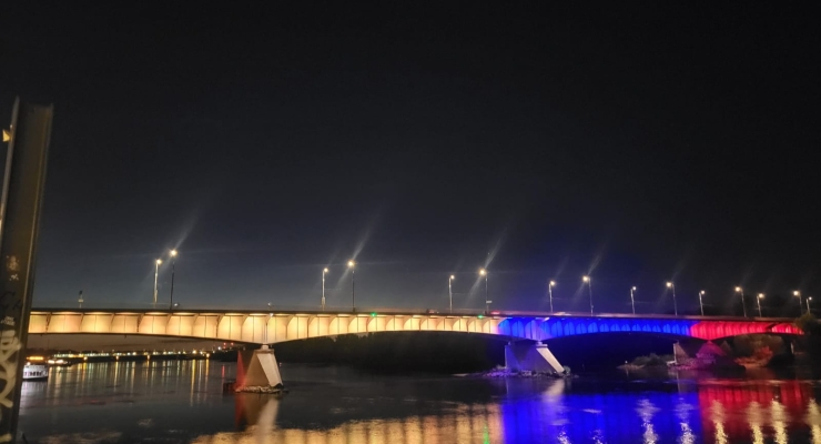 El puente Śląsko-Dąbrowski de Varsovia se iluminó con los colores de la bandera de Colombia