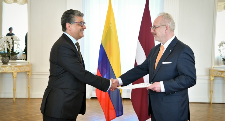 Embajador de Colombia Assad Jater presenta sus cartas credenciales ante el Jefe de Estado de Letonia