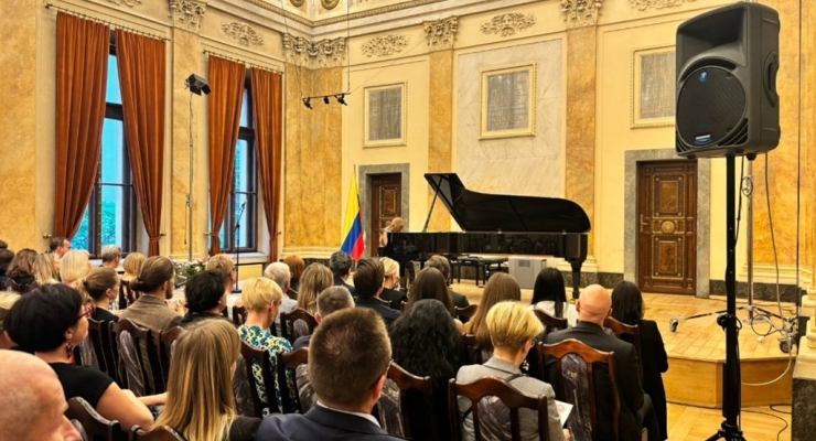 La Embajada de Colombia en Polonia presentó a la pianista colombiana Teresita Gómez 