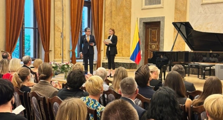 La Embajada de Colombia en Polonia presentó a la pianista colombiana Teresita Gómez 