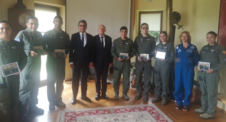 Embajador Assad Jater acompaña a siete oficiales de la Fuerza Aérea de Colombia (FAC) en clausura del curso de entrenamiento espacial