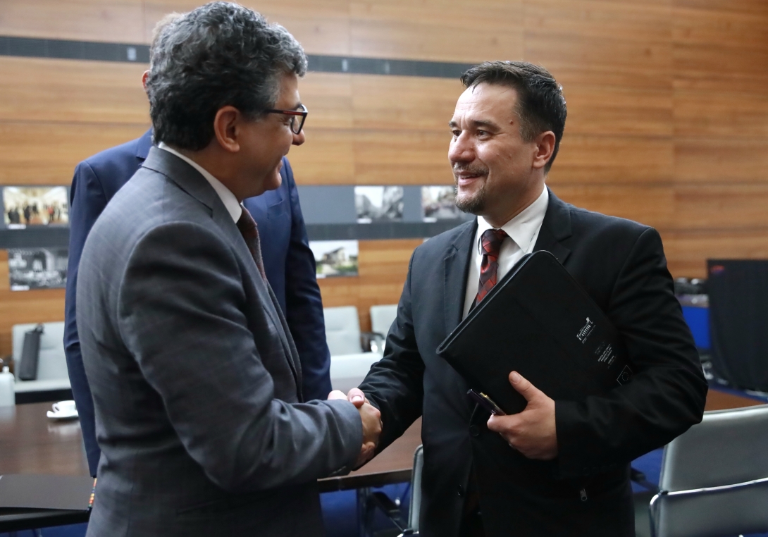 Embajador de Colombia en Polonia, concurrente para Rumania, Assad Jater Peña y el Secretario de Estado para Asuntos Globales y Estrategias Diplomáticas de Rumanía, Traian Hristea.