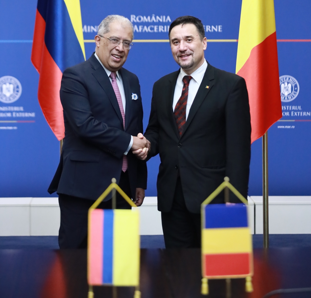 Viceministro de Relaciones Exteriores, Francisco Coy y el secretario de Estado para Asuntos Globales y Estrategias Diplomáticas de Rumanía, Traian Hristea.